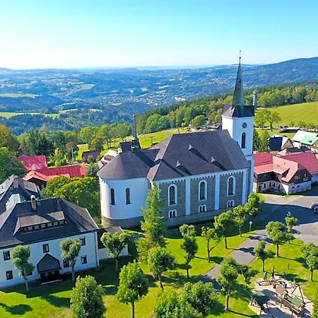 U Kostela Szálloda